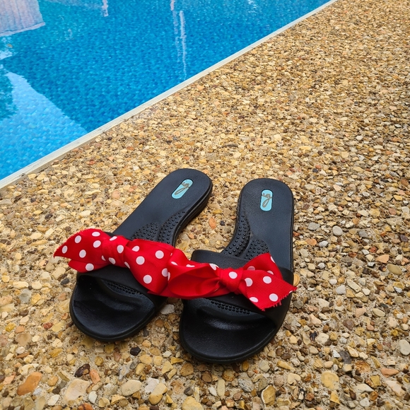 OKAb Black Sandals With Red Polka Dot Bow - Picture 1 of 8